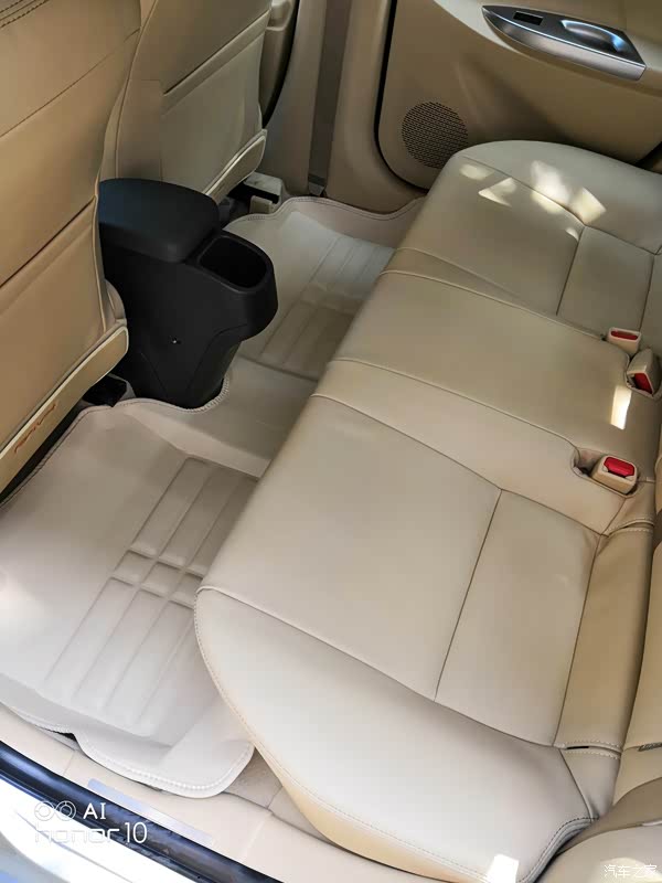 后排地板纯平,腿部空间充足