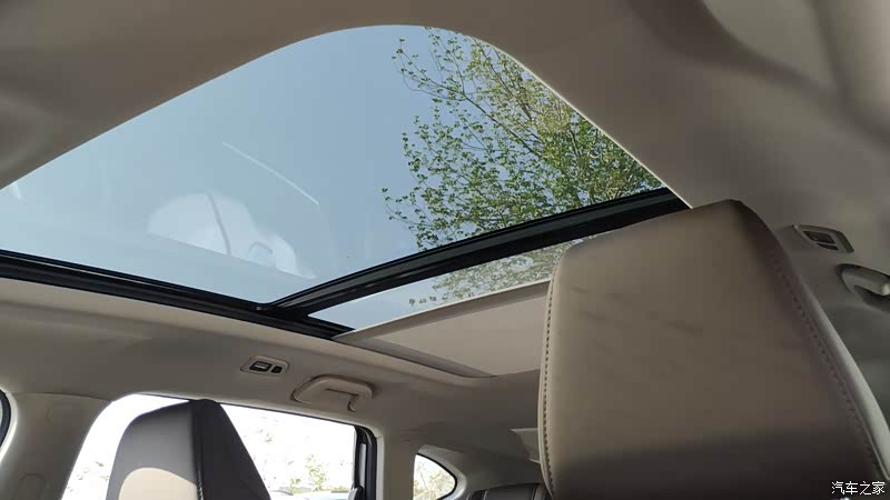 这么大的全景天窗,完全可以带着女朋友去海边看星星啊