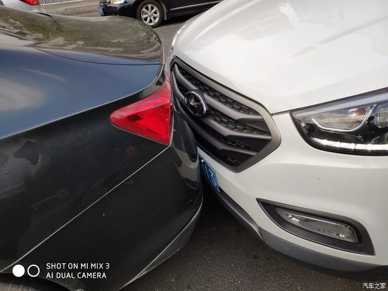 在临近春节几天吧,在等红绿灯给后边滑过来追尾,毫发无损,知道后边是