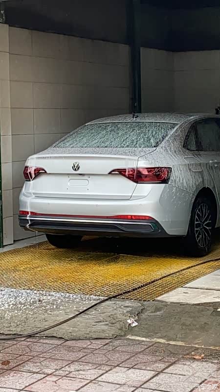 全国首台水晶银手动挡速腾