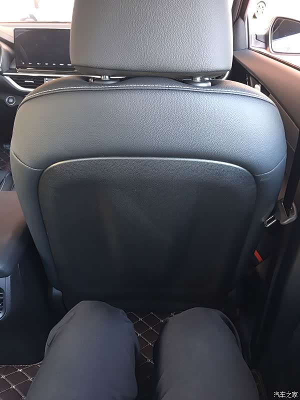 身高172,坐在后排腿部还有两个拳头距离,头部比较低一点,只有一个拳头