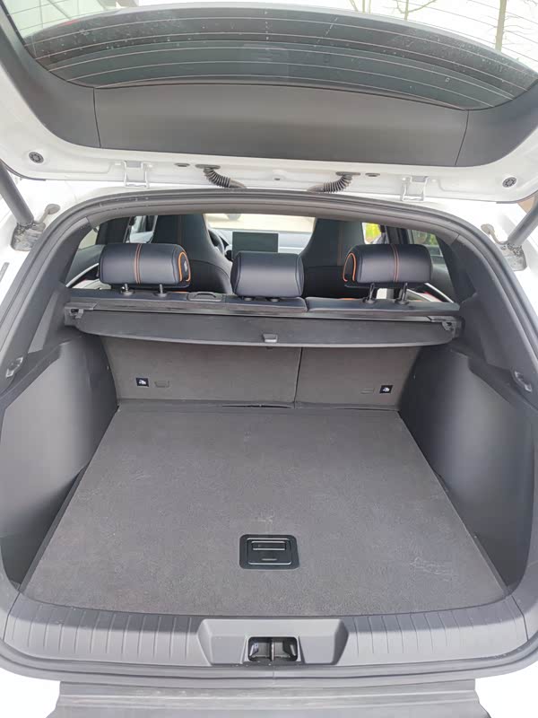 后备厢容积:后备箱够用的,可以放平,当个床用也可以?