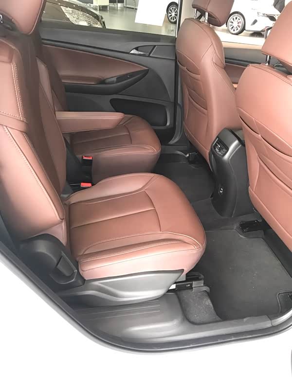 后排独立座椅舒适度很高!