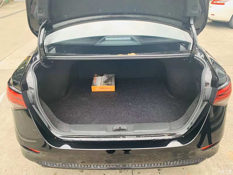 后备箱开口很大,容积也很大!