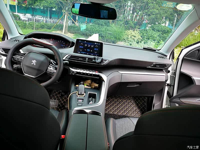 飞机驾驶舱,中控屏幕有点掉档次,反应不是特别灵敏,配色也很单调.