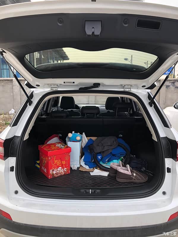 现在没有放多少东西,我有张以前搬家时候拍的后备箱塞满的照片找不到