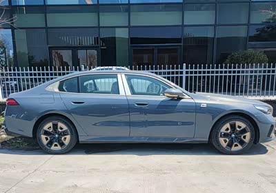 宝马的操控的确没的说,开起来真是爽