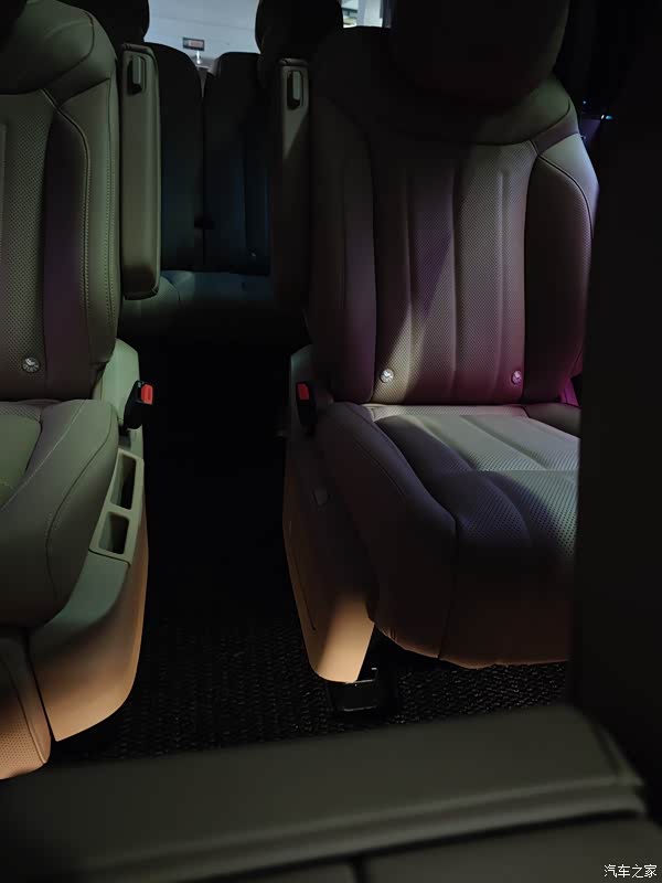 乐道L90 2025款 Ultra六座版：豪华配置、智能科技，家庭出行的完美选择