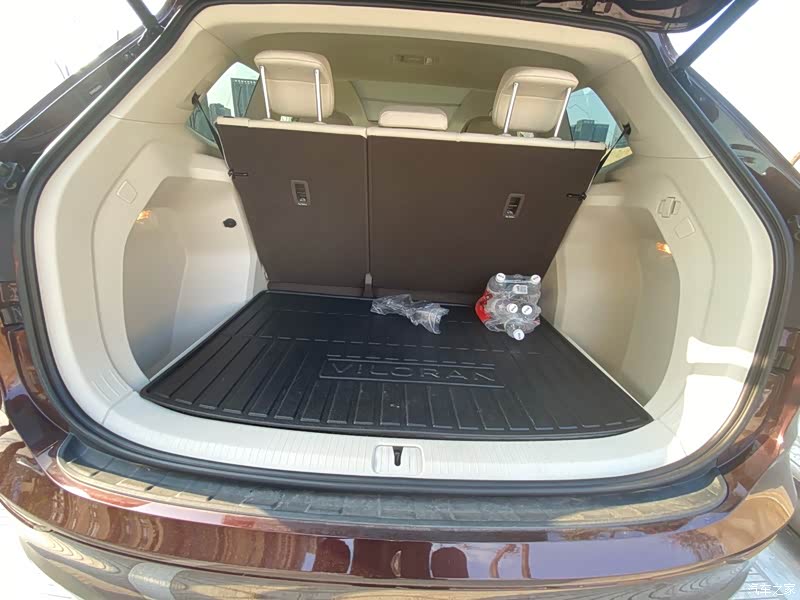 后备厢容积:后备箱放两个70行李箱还有别74小物件都是没有问题